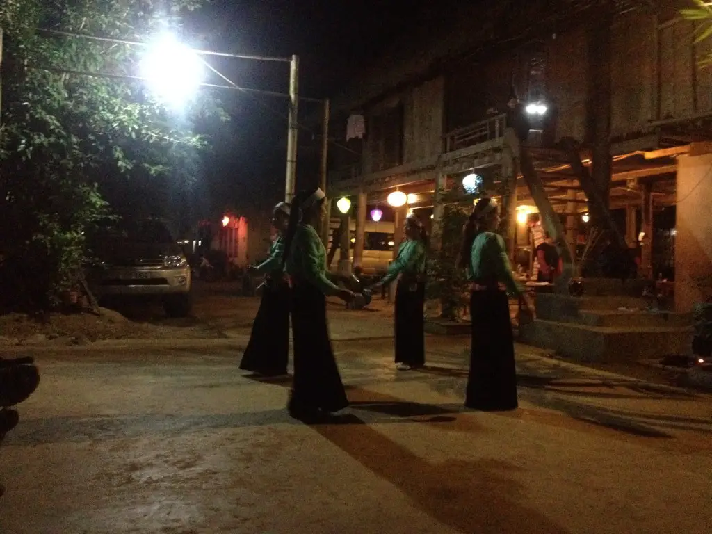 vietnamese dancers