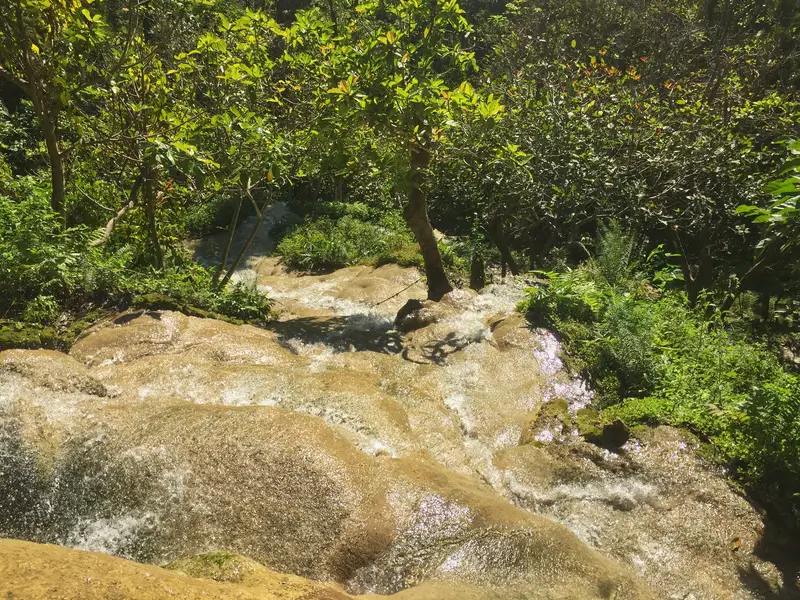 best time to visit the sticky waterfall without the crowds