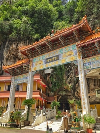 sam poh tong temple